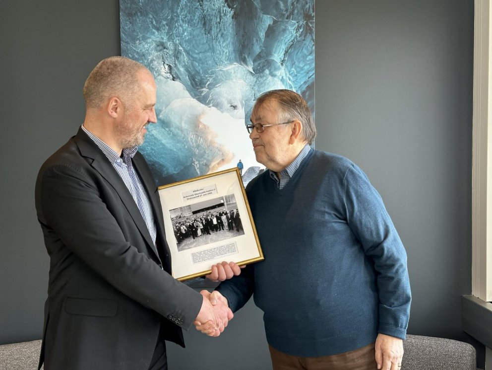 Hrafn Magnússon færir Jóni Egilssyni framkvæmdastjóra mynd frá aðalfundi RL árið 1994