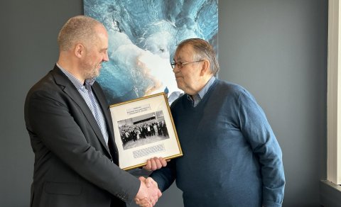 Hrafn Magnússon færir Jóni Egilssyni framkvæmdastjóra mynd frá aðalfundi RL árið 1994